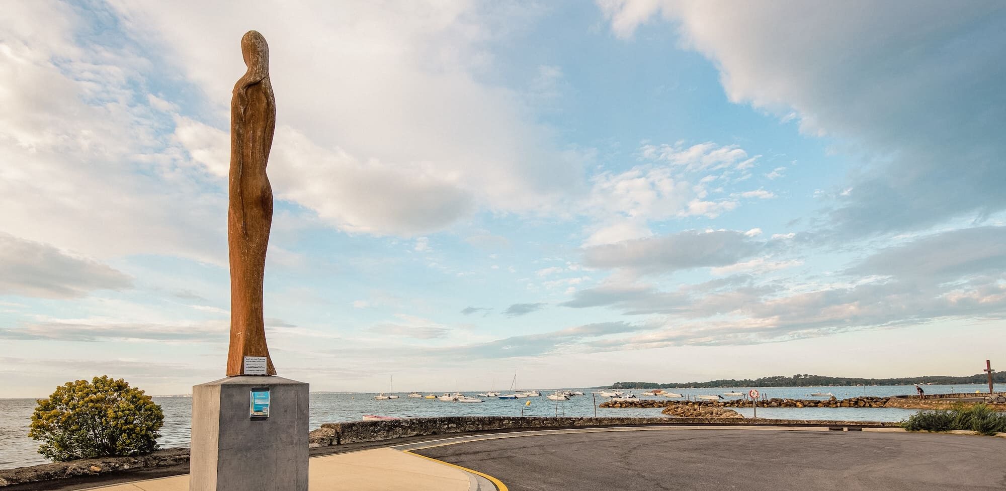 Camping pasteur Arès centre statue